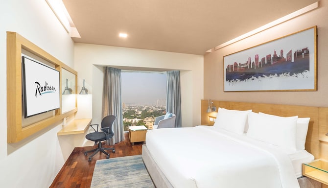Radisson Hotel Gurugram Sohna Road City Center - Deluxe King Bedroom
