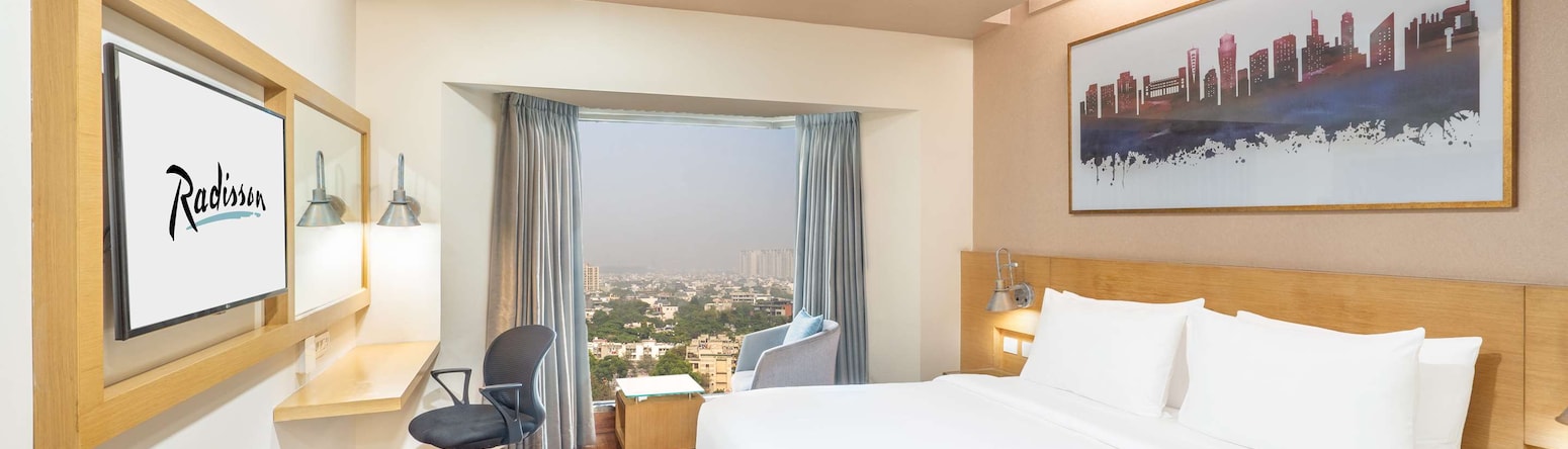 Radisson Hotel Gurugram Sohna Road City Center - Deluxe King Bedroom