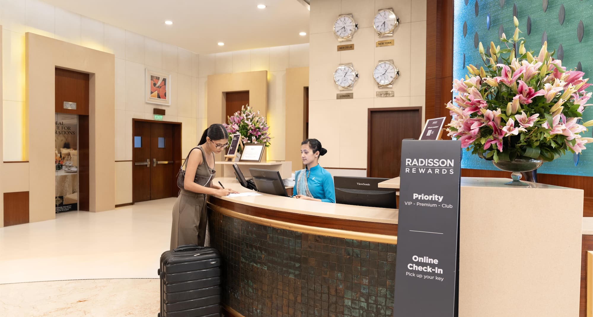 Radisson Hotel Gurugram Sohna Road City Center - Lobby