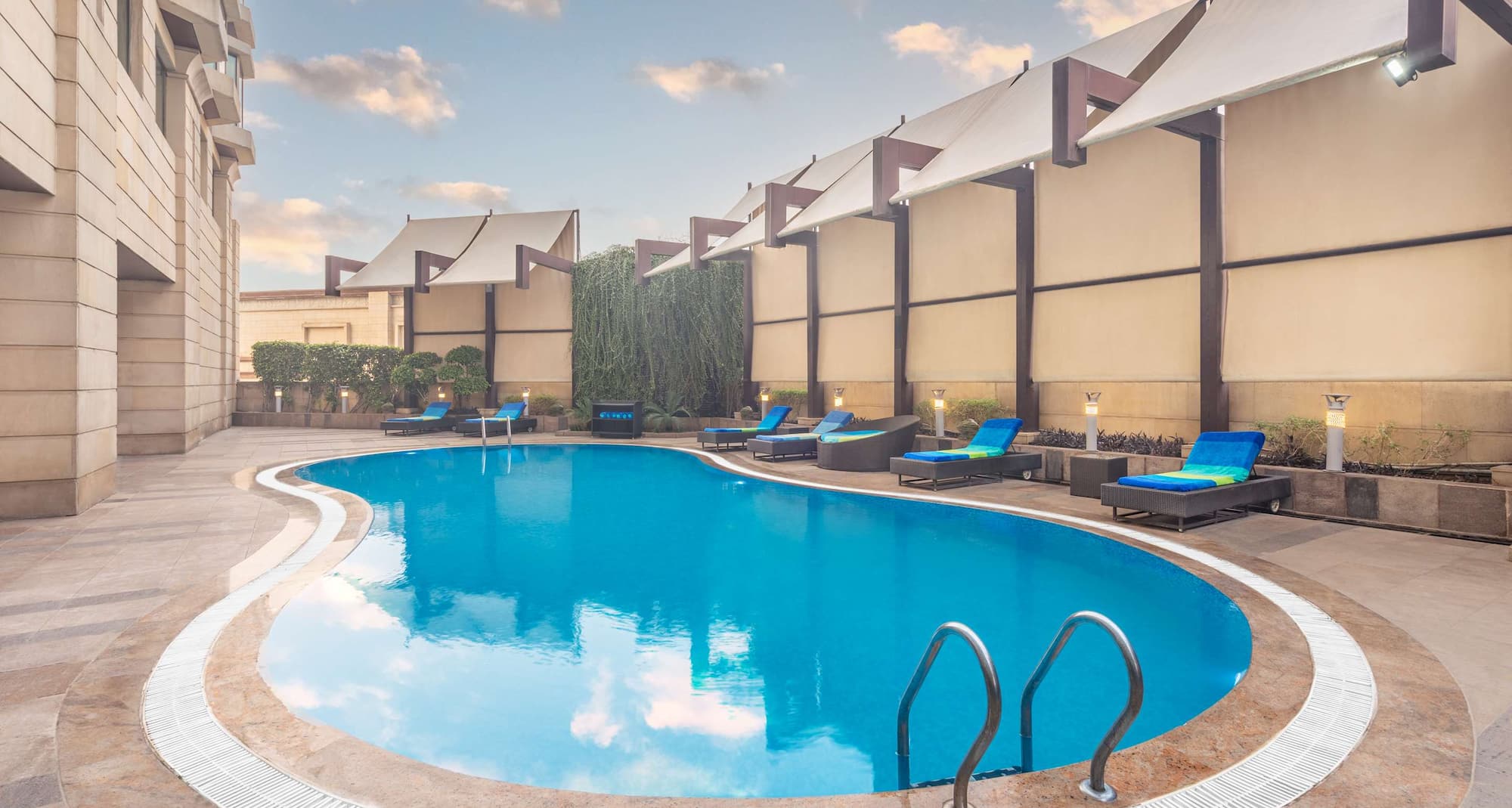 Radisson Hotel Gurugram Sohna Road City Center - Pool