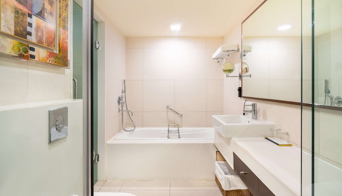Radisson Hotel Gurugram Sohna Road City Center - Suite Bathroom