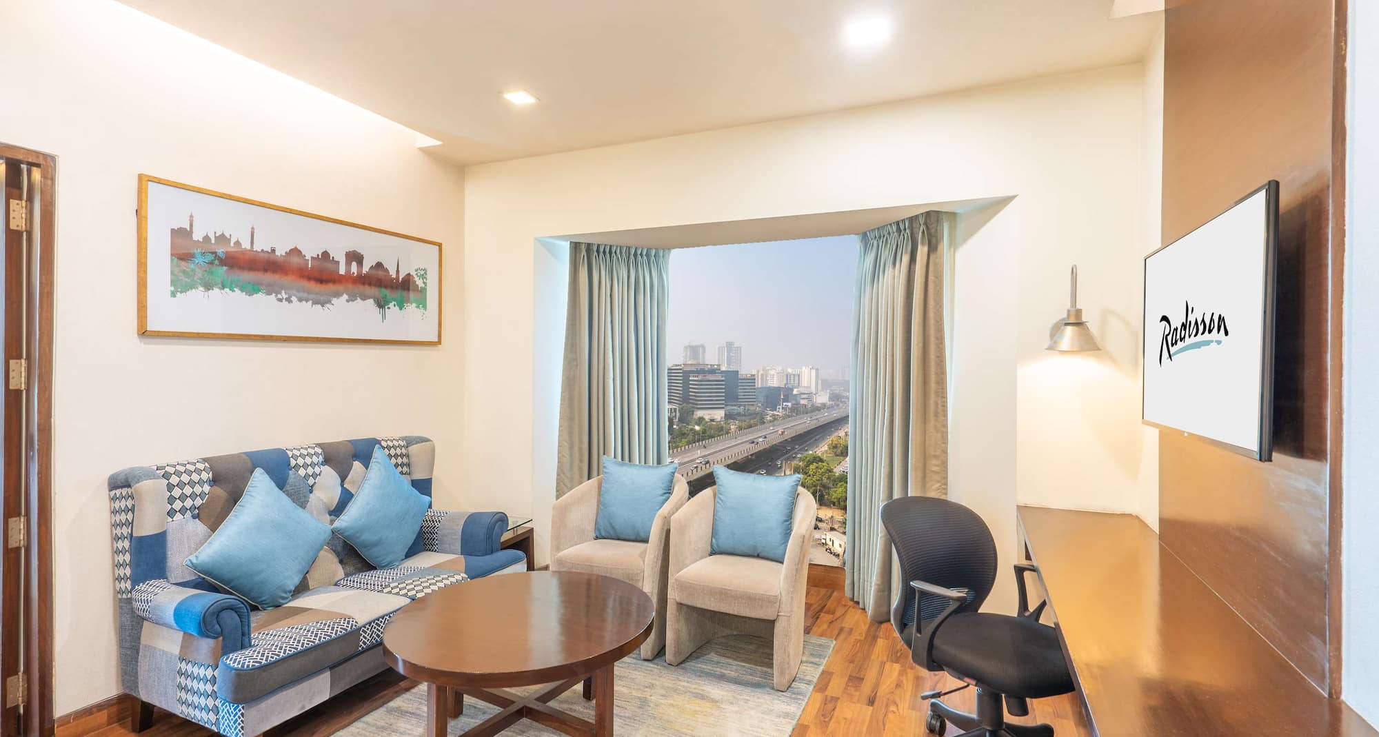 Radisson Hotel Gurugram Sohna Road City Center - Suite Living Room