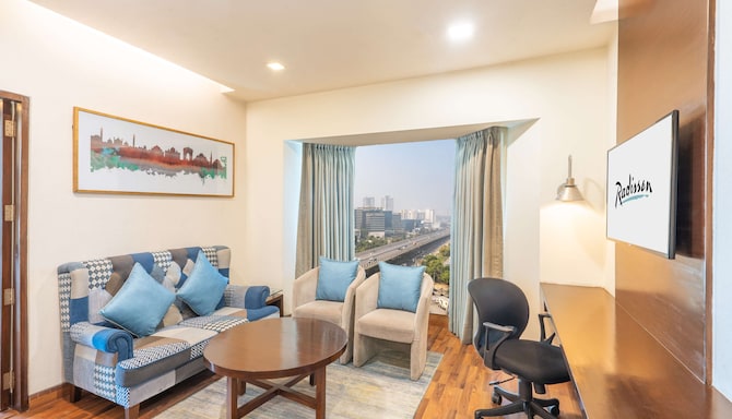 Radisson Hotel Gurugram Sohna Road City Center - Suite Living Room
