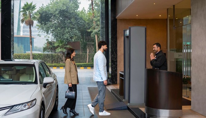 Radisson Hotel Gurugram Udyog Vihar - Entry Lobby