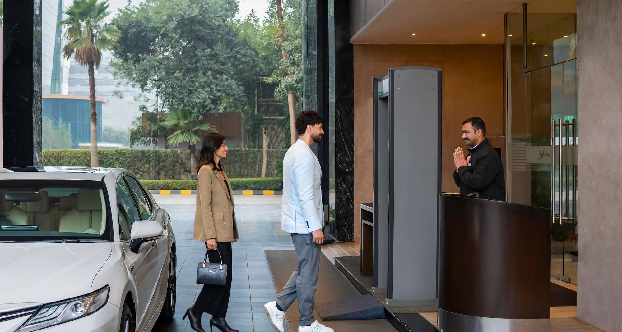 Radisson Hotel Gurugram Udyog Vihar - Entry Lobby