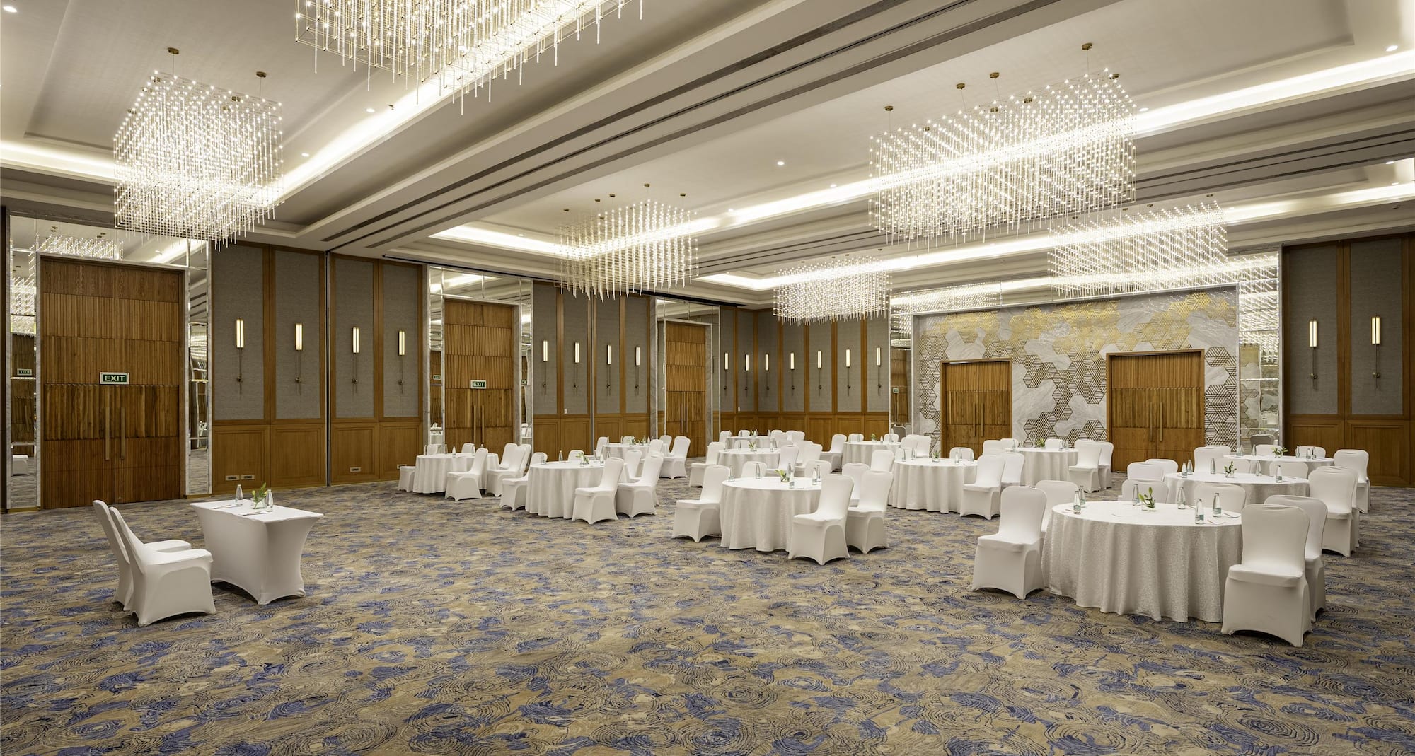 Radisson Hotel Gurugram Udyog Vihar - Rose - Round Table Setup