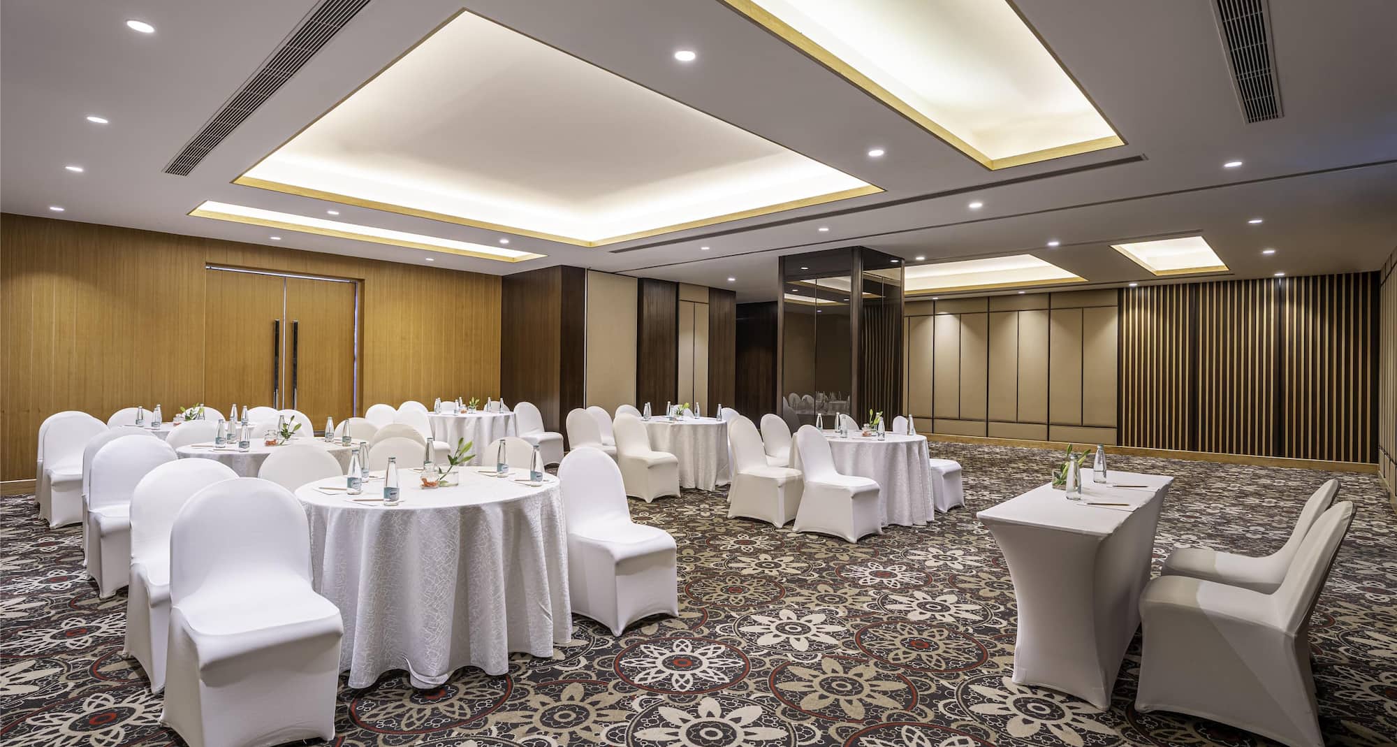 Radisson Hotel Gurugram Udyog Vihar - Jasmine - Round Table Setup