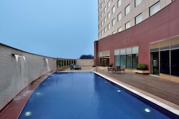 Radisson Hotel Gurugram Udyog Vihar - Swimming Pool