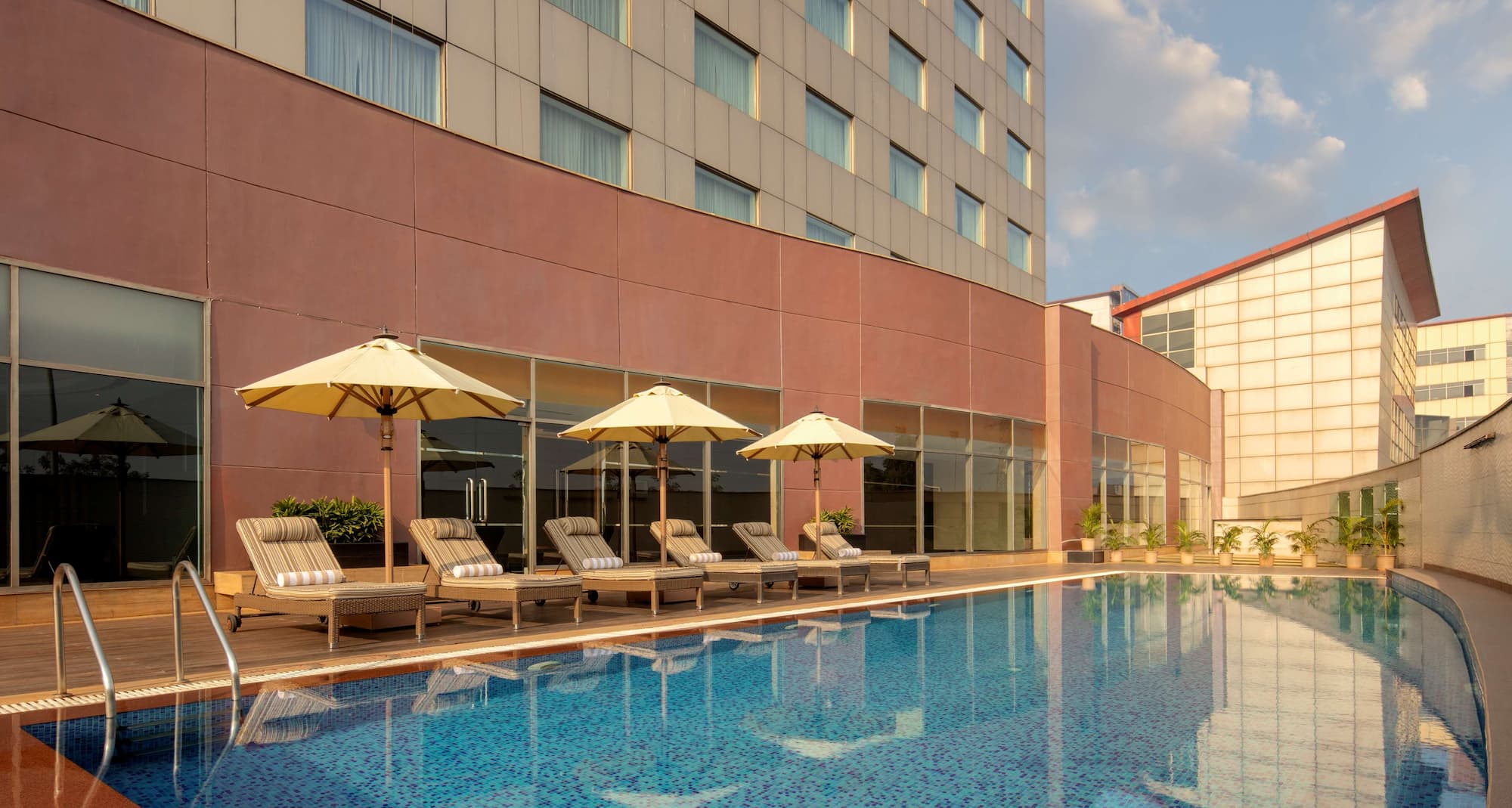 Radisson Hotel Gurugram Udyog Vihar - Swimming Pool