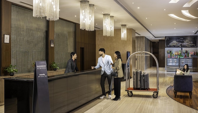 Radisson Hotel Gurugram Udyog Vihar - Reception