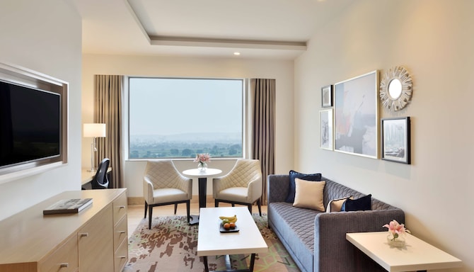 Radisson Hotel Gurugram Udyog Vihar - Suite
