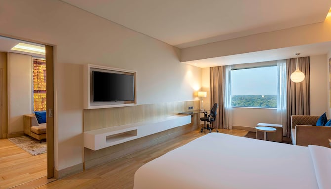 Radisson Hotel Gurugram Udyog Vihar - Suite