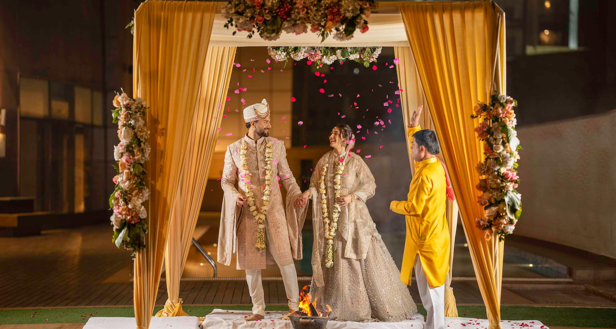 Radisson Hotel Gurugram Udyog Vihar - Pool - Couple Vedi