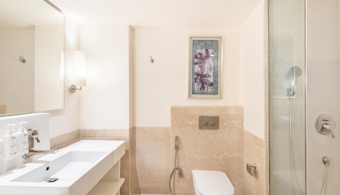 Radisson Hotel Hyderabad Hitec City - Superior Bathroom