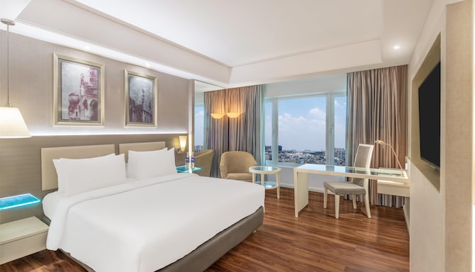 Radisson Hotel Hyderabad Hitec City - Superior Bedroom