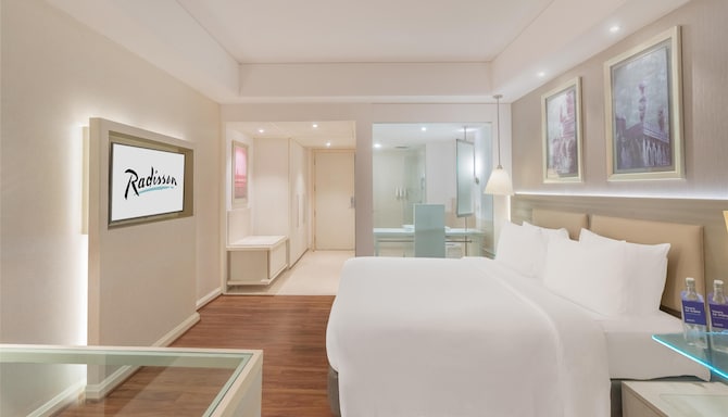 Radisson Hotel Hightec City Hyderabad - Premium Bedroom