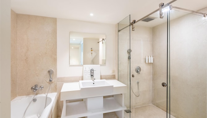 Radisson Hotel Hyderabad Hitec City - Suite Bathroom