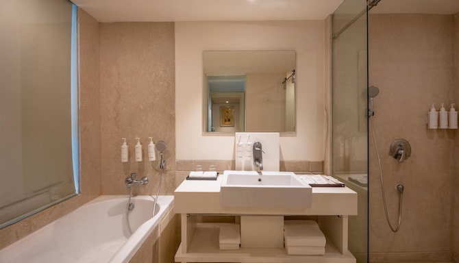 Radisson Hotel Hyderabad Hitec City - Suite Bathroom