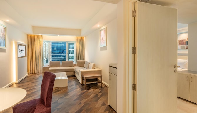 Radisson Hotel Hyderabad Hitec City - Executive Suite Livingroom