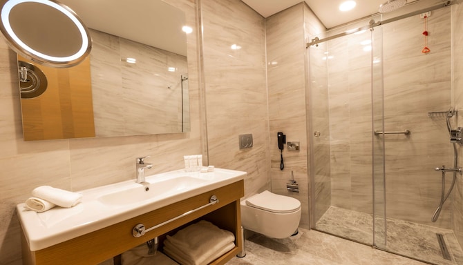 Radisson Hotel Istanbul Harbiye - Superior Room bathroom