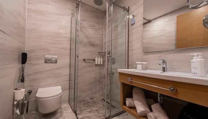 Radisson Hotel Istanbul Harbiye - Standard Bathroom