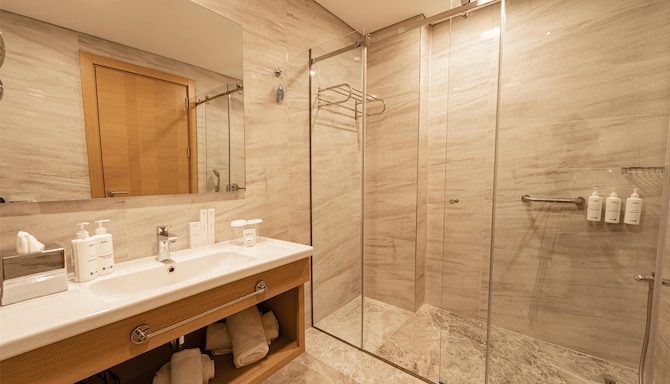 Radisson Hotel Istanbul Harbiye - Superior Room Balcony bathroom