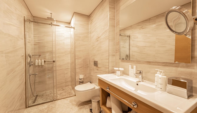 Radisson Hotel Istanbul Harbiye - Premium Room with balcony