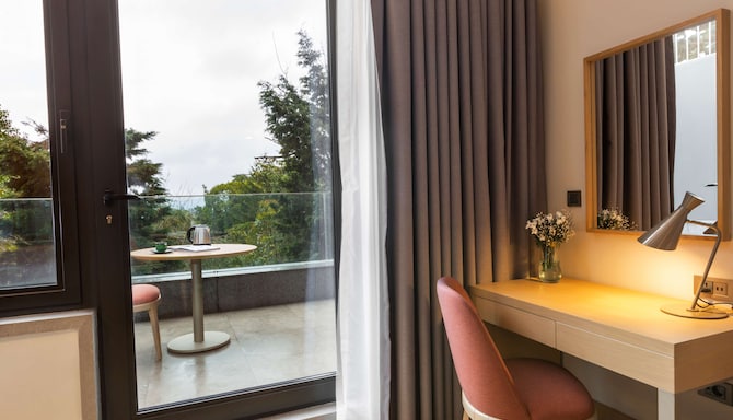 Radisson Hotel Istanbul Harbiye - Superior Room with balcony