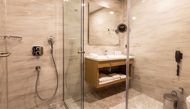 Radisson Hotel Istanbul Harbiye - Guest room bathroom