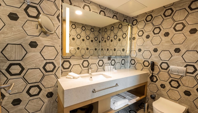 Radisson Hotel Istanbul Harbiye - Suite bathroom