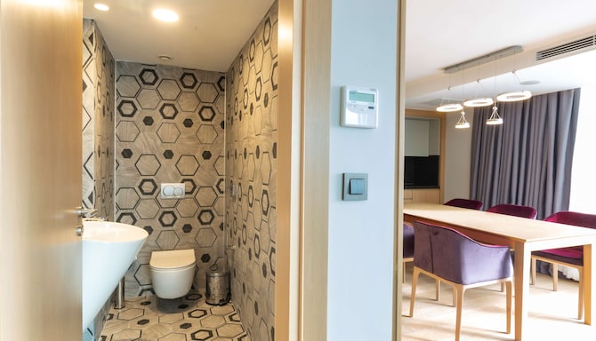 Radisson Hotel Istanbul Harbiye - Presidential Suite with Bosphorus view & terrace