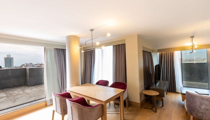Radisson Hotel Istanbul Harbiye - Suite with terrace
