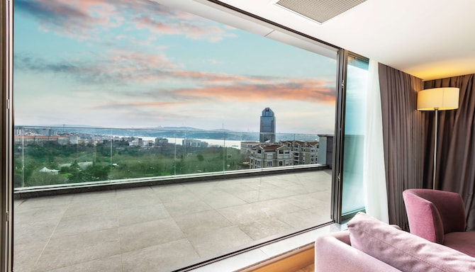 Radisson Hotel Istanbul Harbiye - Presidential Suite with Bosphorus view & terrace