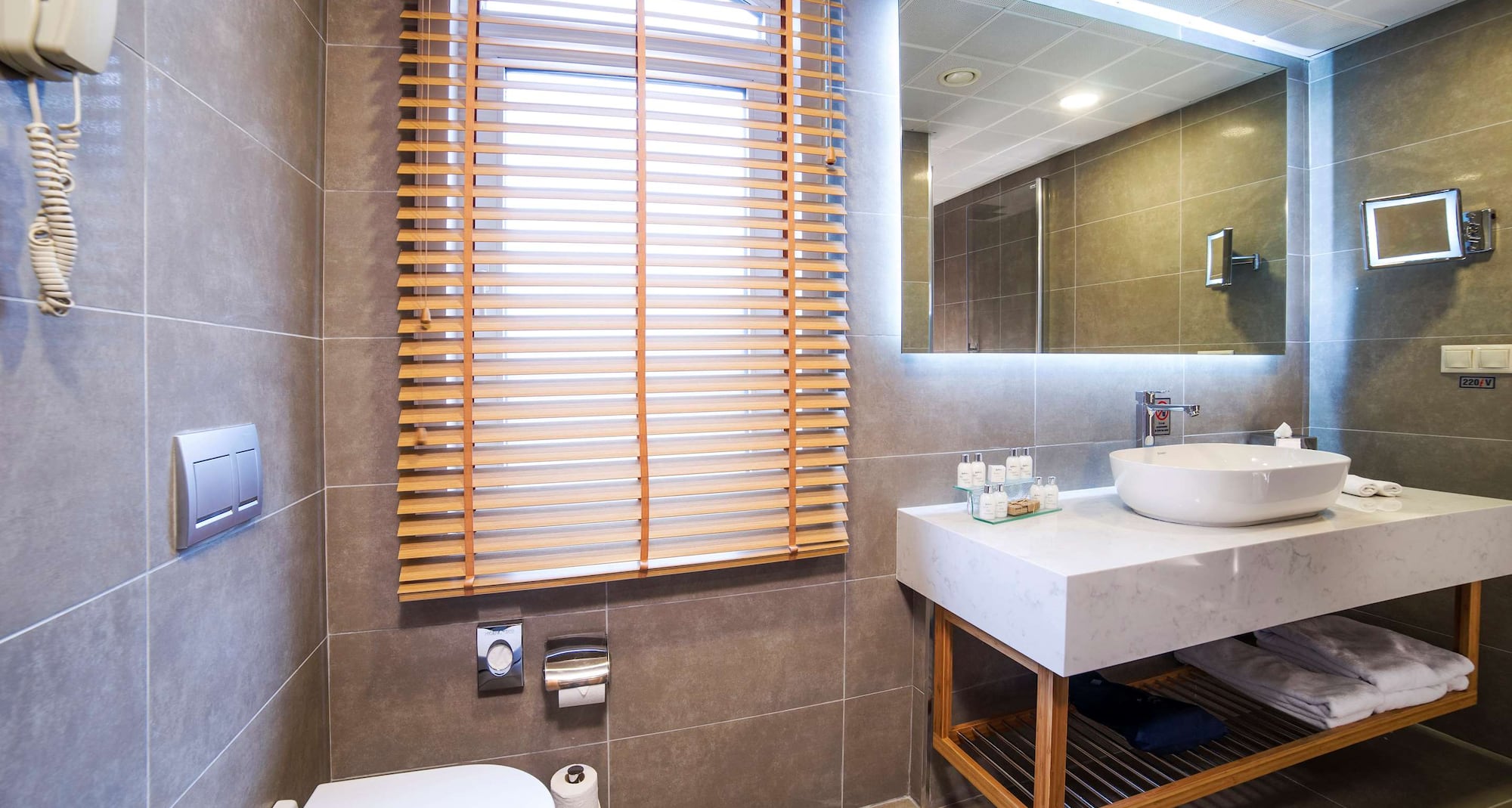 Radisson Hotel Istanbul Sultanahmet - Standard Room Bathroom