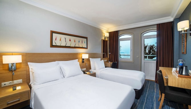Radisson Hotel Istanbul Sultanahmet - Standard Room with balcony & sea view