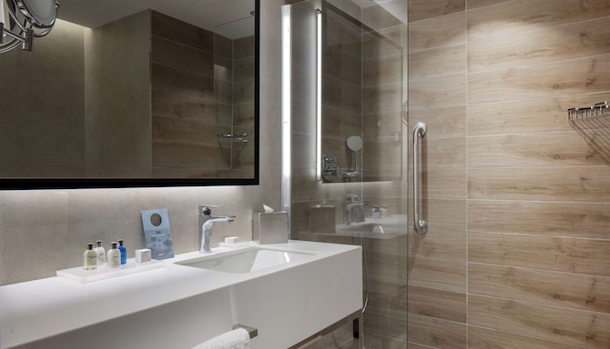 Radisson Hotel Izmir Aliaga - Guest Room bathroom
