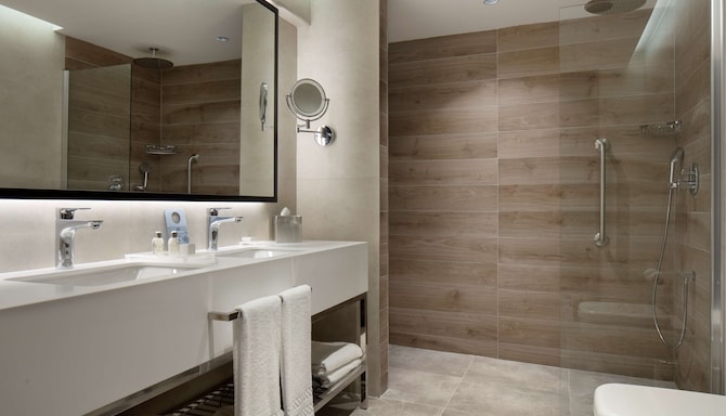 Radisson Hotel Izmir Aliaga - Junior Suite bathroom
