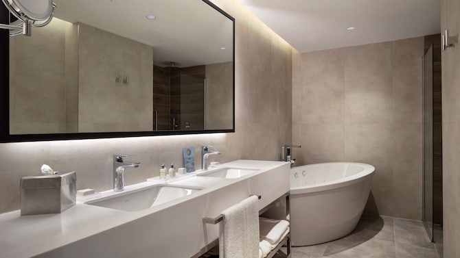 Radisson Hotel Izmir Aliaga - Suite Bathroom