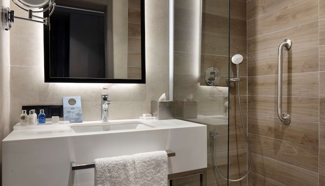 Radisson Hotel Izmir Aliaga - Guest Room bathroom