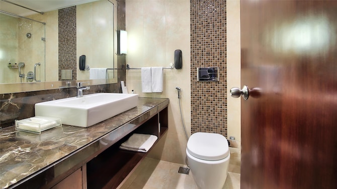 Radisson Hotel Jaipur City Center - Guest Bathroom