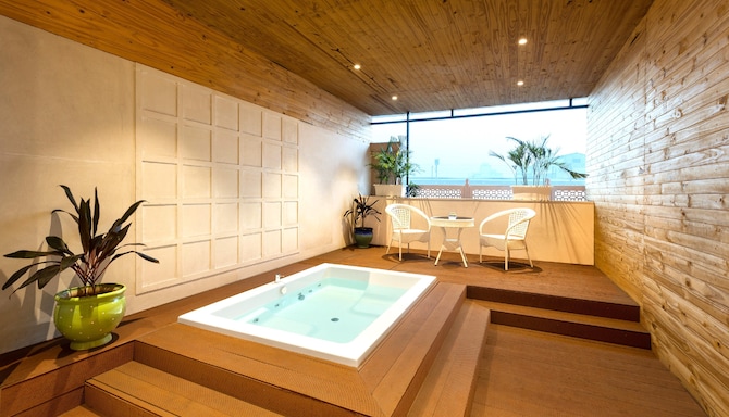 Radisson Hotel Jaipur City Center - Suite Bathroom