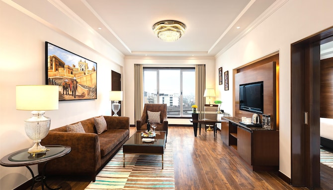 Radisson Hotel Jaipur City Center - Suite Living Room