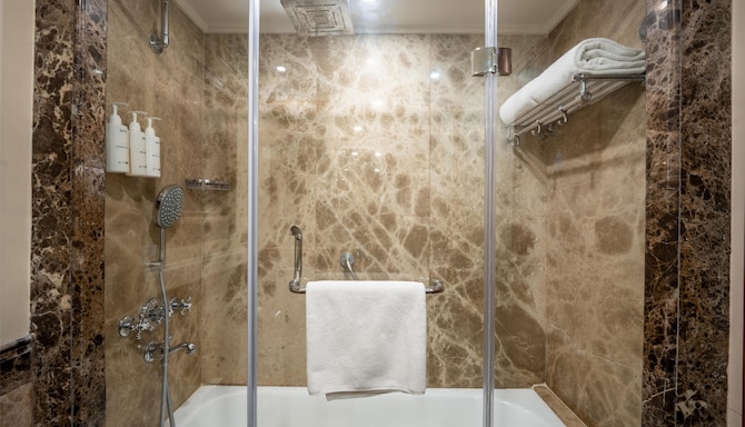 Radisson Hotel Jalandhar - Bathroom