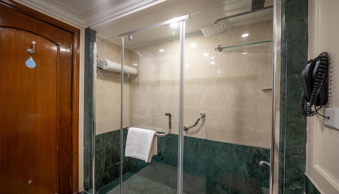 Radisson Hotel Jalandhar - Bathroom