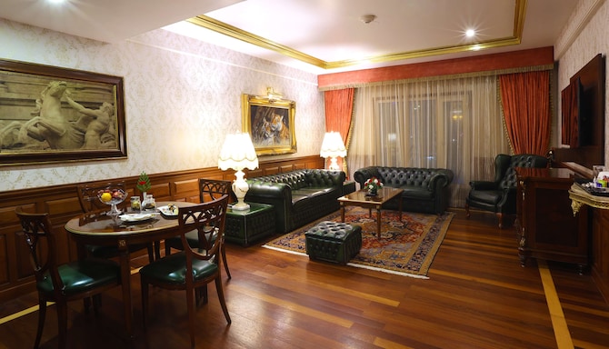 Radisson Hotel Jalandhar - Guest room seating area