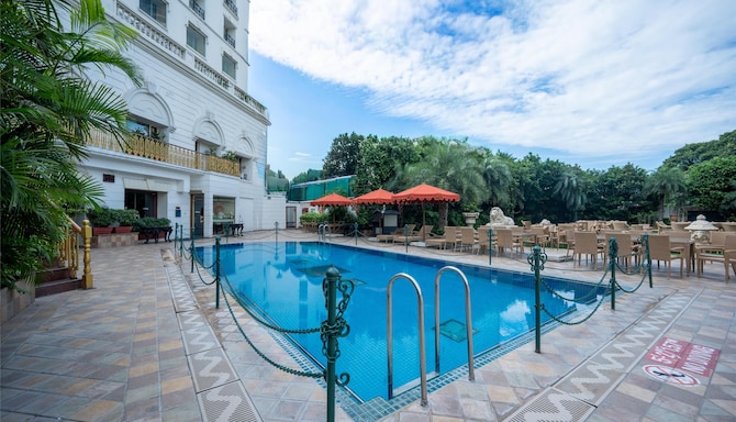 Radisson Hotel Jalandhar - Swimming Pool