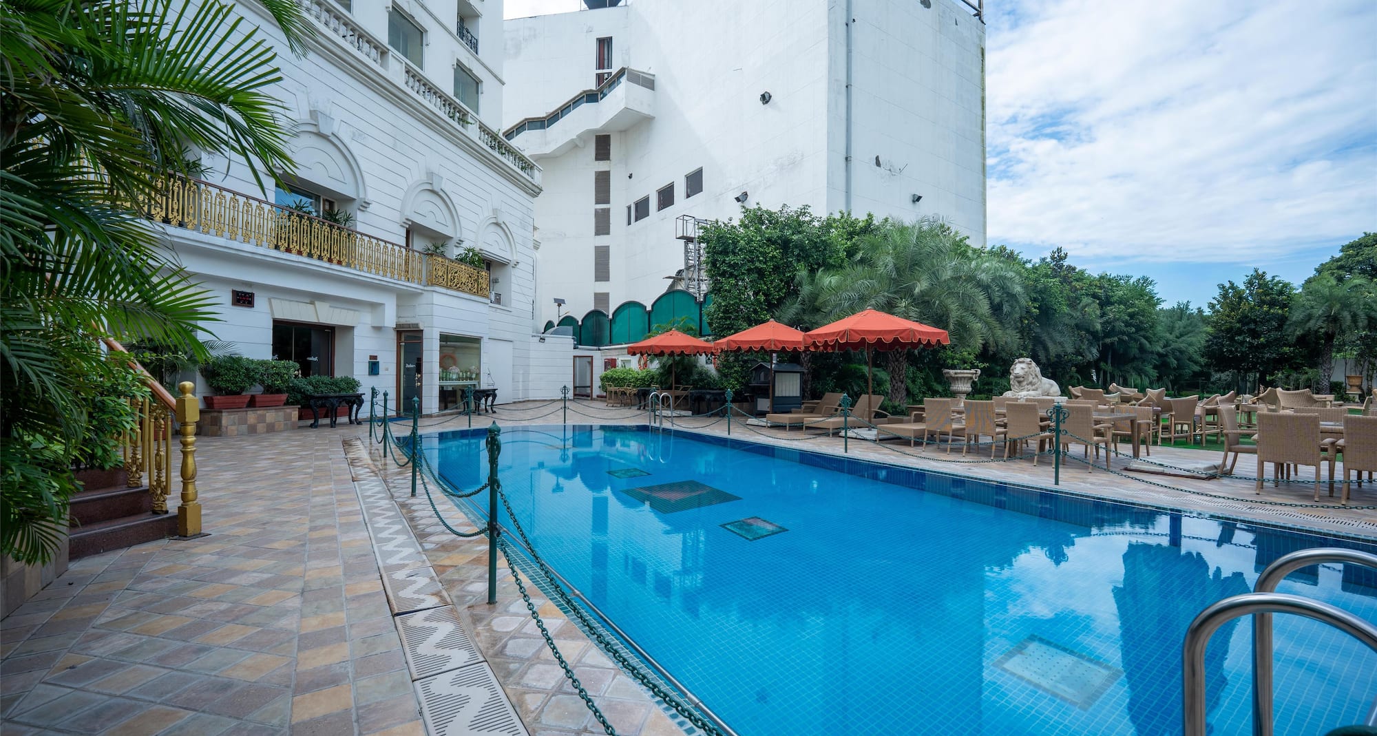 Radisson Hotel Jalandhar - Outdoor Swimming Pool