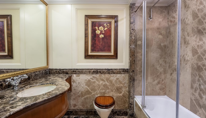 Radisson Hotel Jalandhar - Club Suite Bathroom