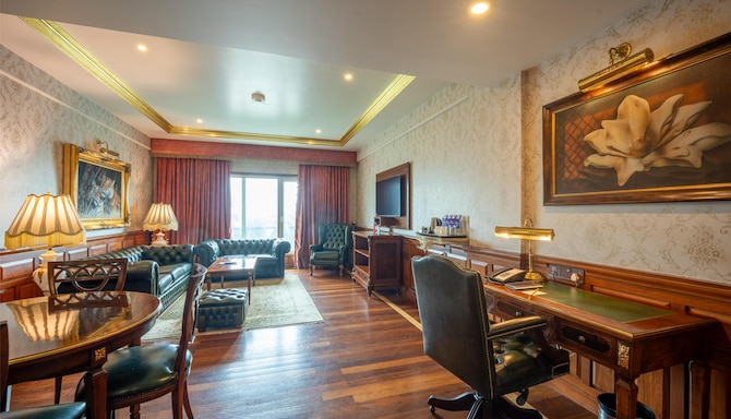 Radisson Hotel Jalandhar - Seating Area Club Suite Room