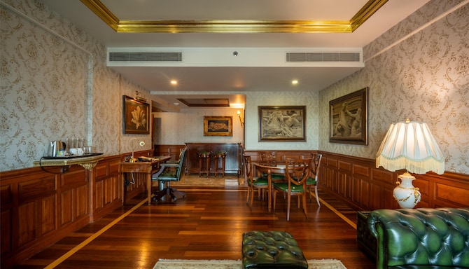 Radisson Hotel Jalandhar - Seating Area Deluxe Suite Room